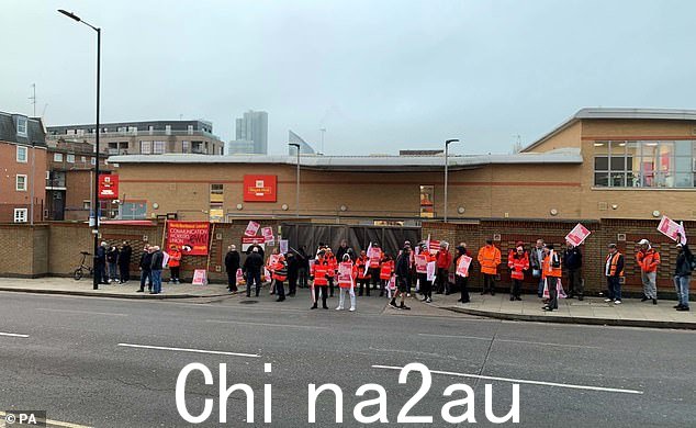 在伦敦北部皇家邮政伊斯灵顿投递办公室外罢工的邮政工作人员