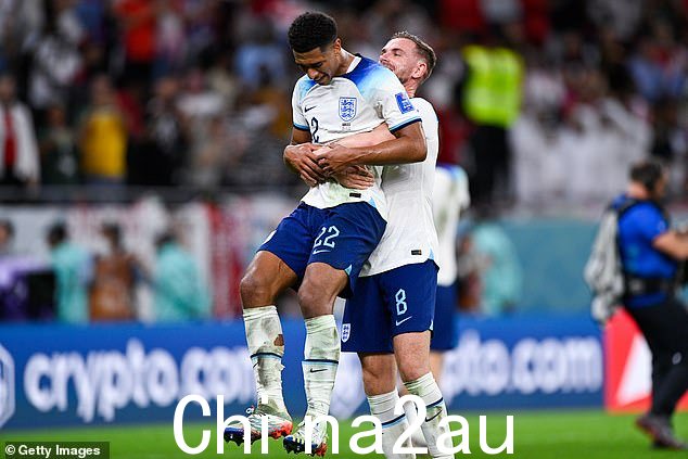 这是一场胜利!Jude Bellingham 和 Jordan Henderson 在 2022 年 11 月 29 日威尔士和英格兰在 Ahmad Bin Ali 体育场举行的 2022 年卡塔尔世界杯比赛后上场