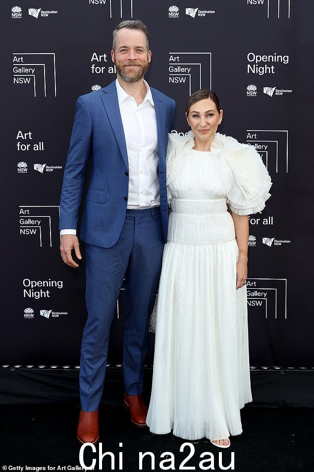 Hamish Blake 和他的妻子 Zoë Foster Blake 周三在悉尼参加了新南威尔士州美术馆新馆的开幕式之夜,他们满脸笑容