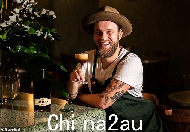 Martin Hudak,悉尼热门酒吧 Maybe Sammy 的创意总监(如图)透露了他在家制作最好的鸡尾酒的行业秘诀