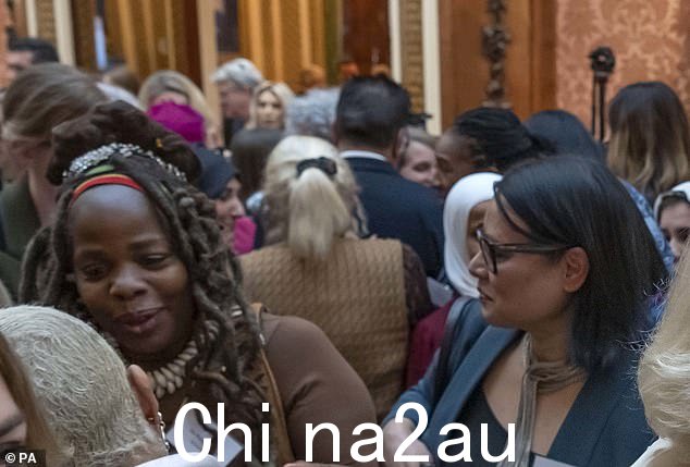 Ngozi Fulani(左中)说,当她被问及她的种族背景时,她所感受到的震惊、愤怒和屈辱的描述将长期留在人们的记忆中