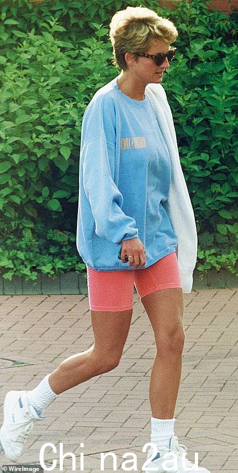 戴安娜王妃标志性的宽松套头毛衣,短裤和厚实的跑步者组合