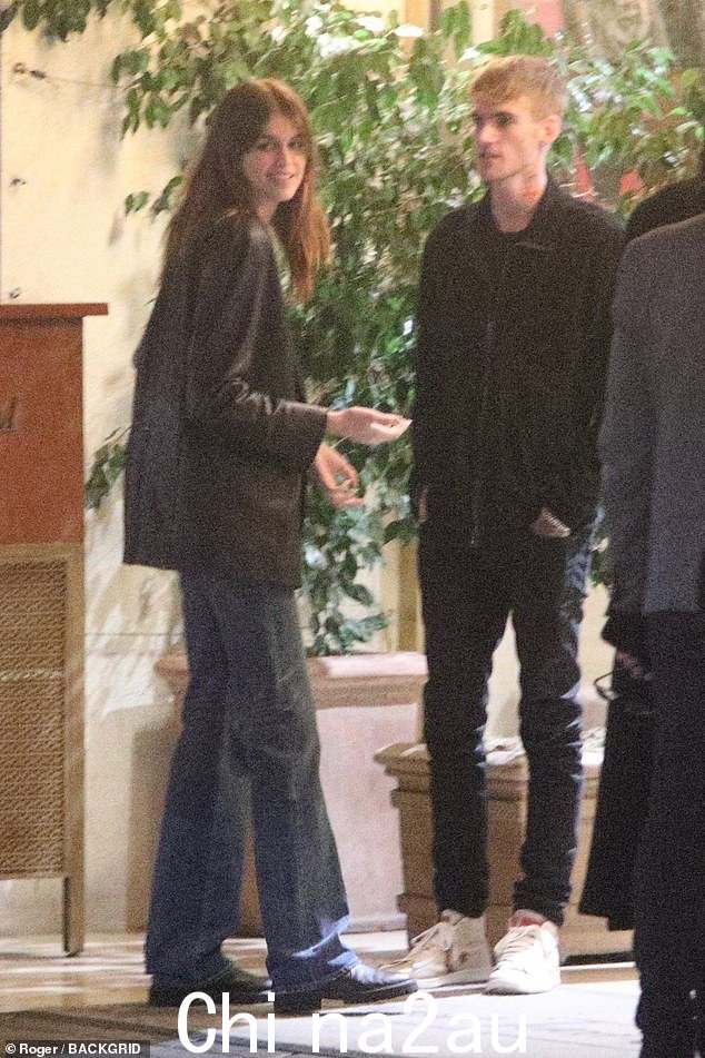 Bond:Kaia Gerber 和她的弟弟 Presley 很亲密,因为有人看到他们周二晚上去洛杉矶吃晚饭