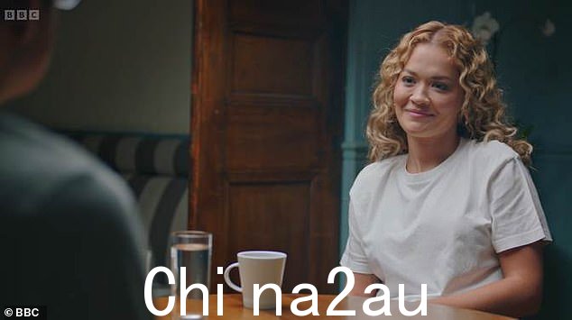 坦诚:在婚礼前谈到她对婚姻的想法时,Rita 说:'订婚绝对是一次谈话。我很高兴'