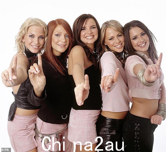 致敬:Kimberley Walsh 向 Girls Aloud 致以感人的敬意,以纪念该团体成立 20 周年(L-R Sarah Harding、Nicola Roberts、Nadine Coyle、Kimberley Walsh 和 Cheryl)