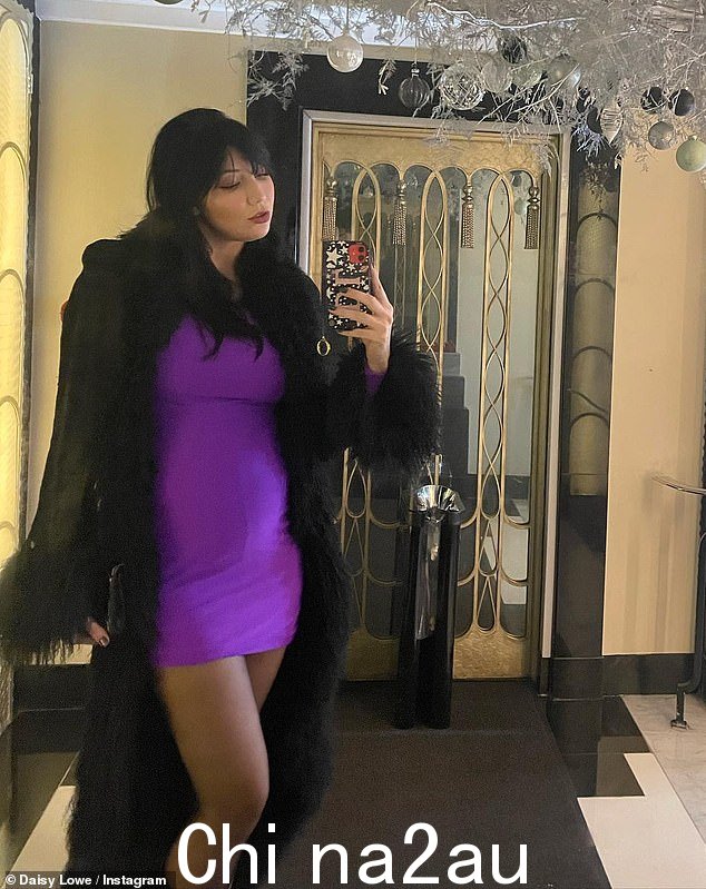 华丽:这位 33 岁的模特在 Instagram 上分享了她和未婚夫 Jordan Saul 在伦敦 Nikita 参加 Annie's Ibiza 系列首秀时的照片