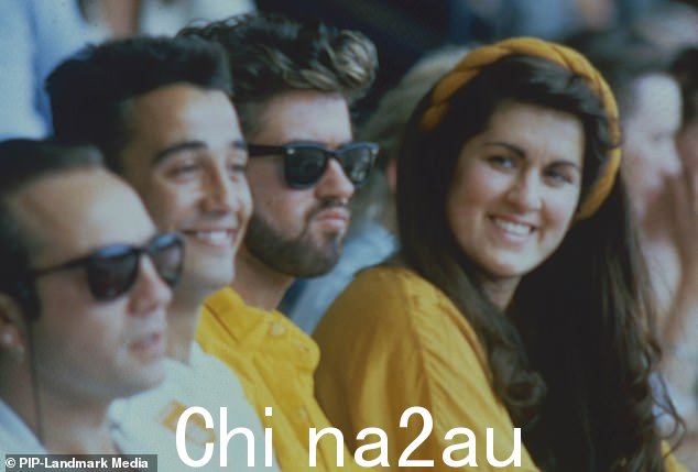 George Michael 与 Andrew Ridgeley 和姐姐 Melanie Panayiotou 在温布利大球场参加 Live Aid,1985