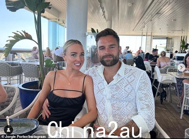 耶!这对夫妇在 Instagram 上的一段视频中宣布,他们在 6 月份怀孕了,此前他们曾经历过流产