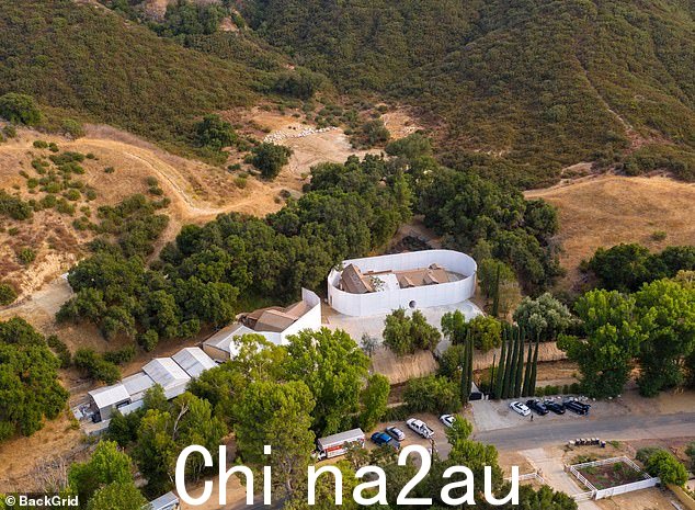 与此同时,Kanye 获得了卡拉巴萨斯的三套住宅,以及怀俄明州的两个牧场,其中包括他著名的 3,888 英亩西湖牧场,他在八月份将其从市场上撤下