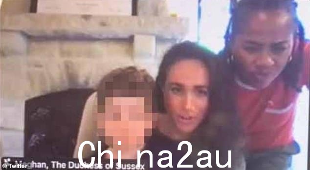 Archie Mountbatten-Windsor 被拍到与他的母亲 Meghan Markle 和祖母 Doria Ragland 进行视频通话,这张照片由一位声称她正在写一本关于“种族主义和英国君主制”的书的学者分享。