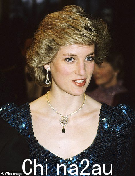 戴安娜王妃于 1982 年在皇家歌剧院首次将这枚胸针作为吊坠首次亮相。后来她在 1986 年皇家访问奥地利时佩戴了它（见）