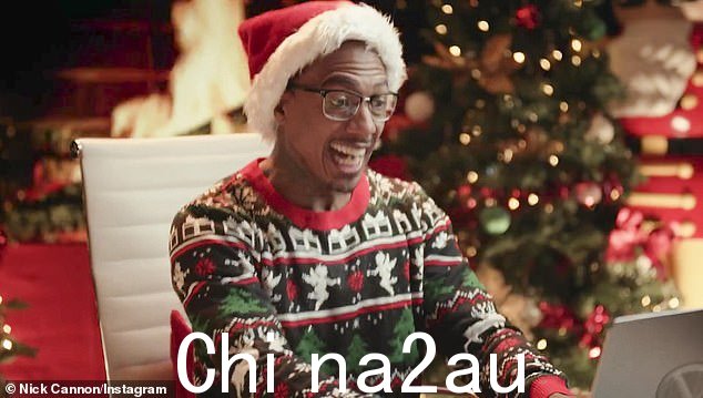 哦宝贝!Nick Cannon 在为他的许多孩子去圣诞购物时取笑他的'大**家庭',为'Baby Daddy Financial' 制作了一个搞笑的恶搞广告