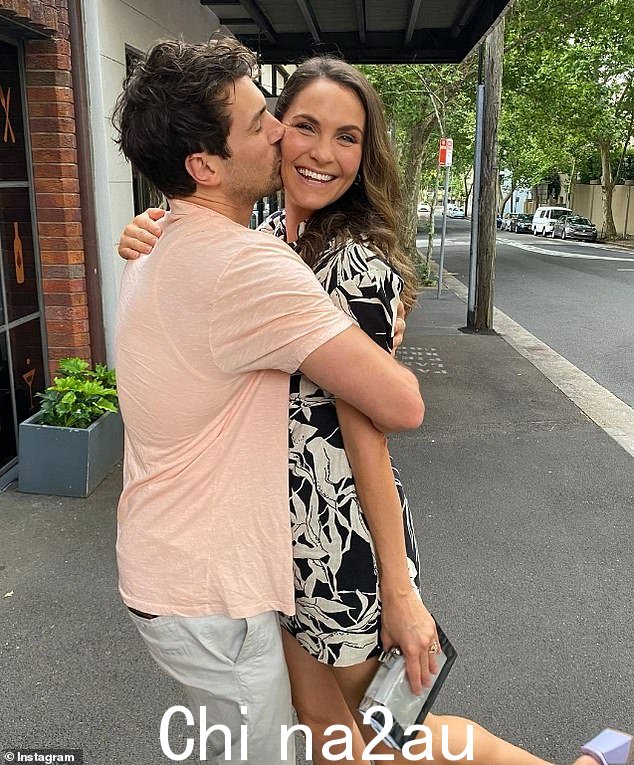 真人秀明星 Matty J 和 Laura Byrne 在 Woolloomooloo 名人出没地外亲吻