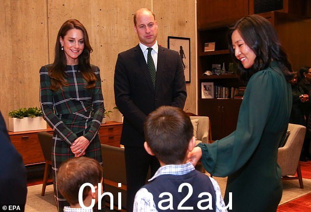 波士顿市长米歇尔·吴和她的儿子们在市政厅迎接皇室夫妇
