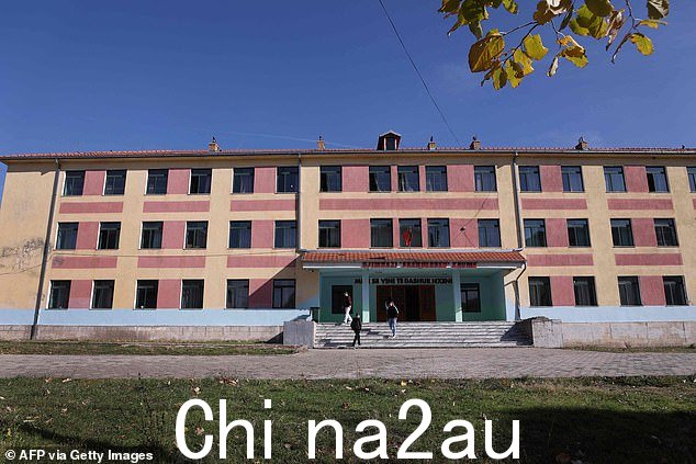今年,Has 的高中(如图)比 2021 年少了 40 名学生
