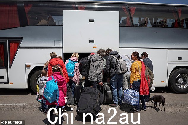 乌克兰难民fr今年5月17日,马里乌波尔地区在境内流离失所者登记和人道主义援助中心登上开往波兰的巴士