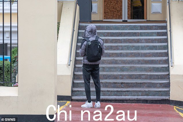 一名男子站在寻求庇护者下榻的伦敦东南部酒店的前台阶外“ 班级=