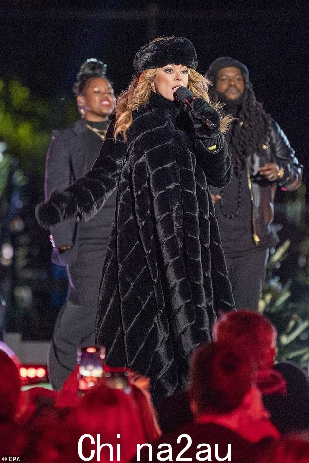 Shania's look: Twain 戴着黑色的头巾帽子走出来取暖在寒冷的 D.C. 环境中,她长长的头发披在她配套的全长黑色毛绒外套上