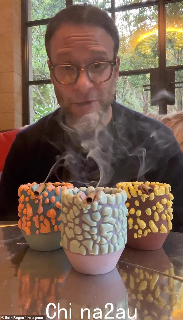 Gloopy ashtrays: 这位 40 岁的演员,穿着 T 恤、毛衣和眼镜,吸气并将接头放入售价 285 美元的缺口烟灰缸中