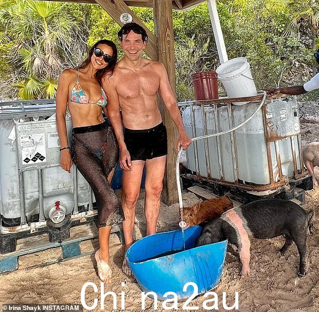 保持接近:伊琳娜有 b有传言称她正在寻求与她的前任布拉德利库珀和解。有人看到他们在感恩节与女儿抱在一起