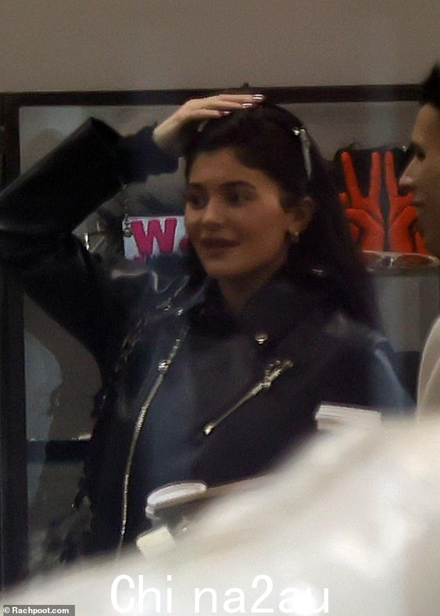 摆脱困境:Kylie Jenner 在反击指责她使用新生儿照片以分散 Balenciaga 儿童 BDSM 儿童照片争议的注意力后遭到批评