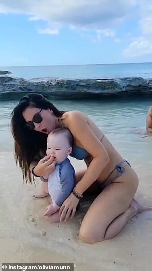 比较:奥利维亚幸福地没有意识到她的儿子在她的朋友被捕之前正试图吃贝壳d 她意识到的那一刻