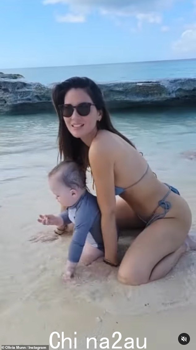哈哈! Olivia Munn 开玩笑说她的小男孩已经进入了一个“新时代”,因为她试图在沙滩上和他一起拍一张甜蜜的照片,结果很搞笑