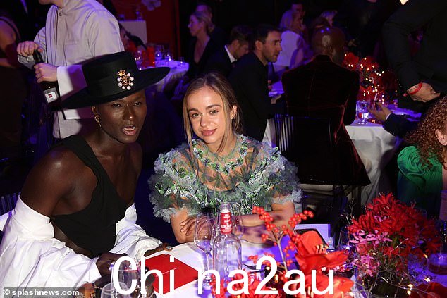 Papis Loveday(左图)是一名塞内加尔模特,她通过 United Colors of Benetton 全球宣传活动获得名声