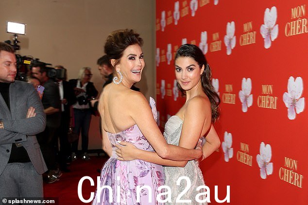工作:Teri 和她的女儿在进入舞厅区坐下来吃晚饭之前,在红地毯上开玩笑地摆出各种姿势