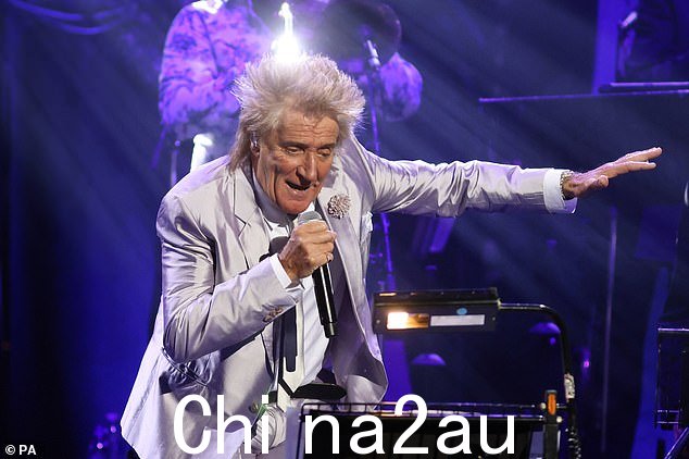 对他有好处!罗德·斯图尔特爵士还获得了在卡塔尔演出的 100 万美元的合同,但由于海湾国家的人权记录而拒绝了,这位摇滚明星透露(摄于 2022 年 11 月)