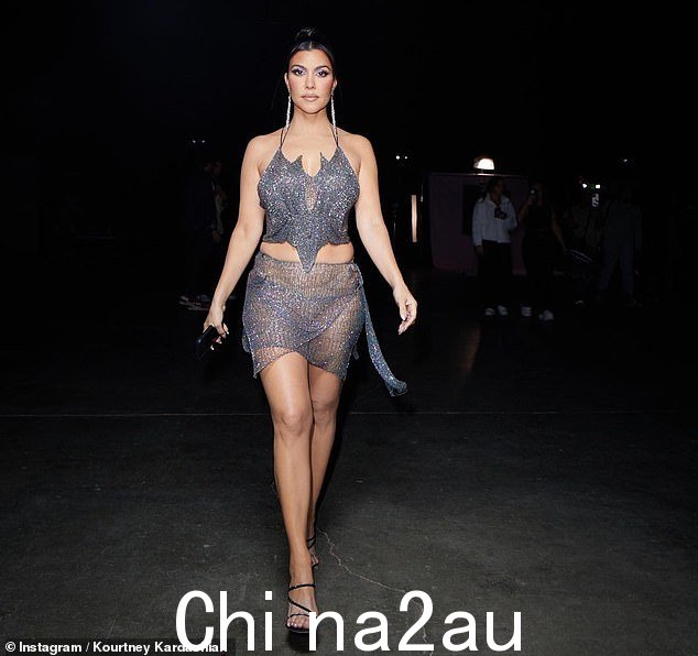 Revealing:该帖子是在 Kourtney 因展示她的“真实身体”而受到她的追随者称赞之后发布的,因为她分享了一组穿着闪亮的银色套装的快照