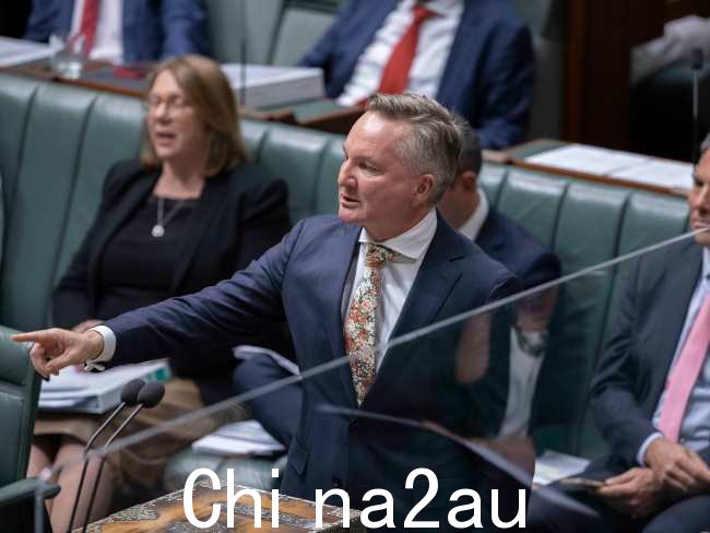 气候变化部长 Chris Bowen 说政府提高了澳大利亚的碳排放量仅在六个月内,前景就下降了三分之一。图片:NCA NewsWire / Gary Ramage