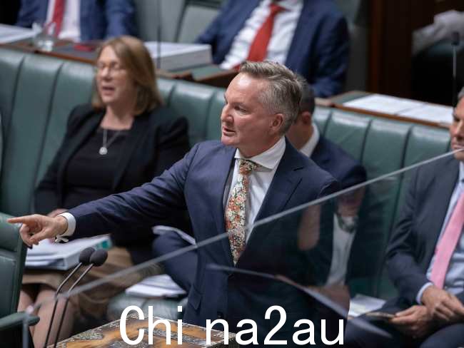 气候变化部长 Chris Bowen 说政府提高了澳大利亚的碳排放量仅在六个月内，前景就下降了三分之一。图片：NCA NewsWire / Gary Ramage