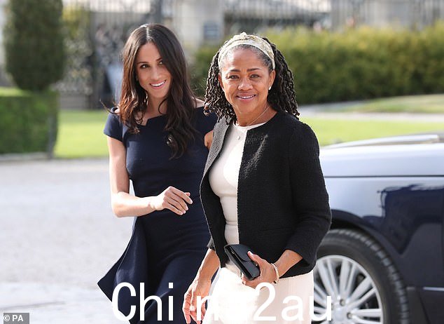 Doria Ragland(2018 年与梅根合影)与女儿的关系非常亲密,在她的洛杉矶生活中扮演着重要角色