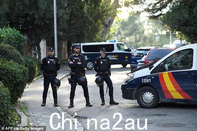西班牙警察封锁了街道。 11 月 30 日,乌克兰大使馆的一名雇员在处理一封信件炸弹时“受了轻伤”。
