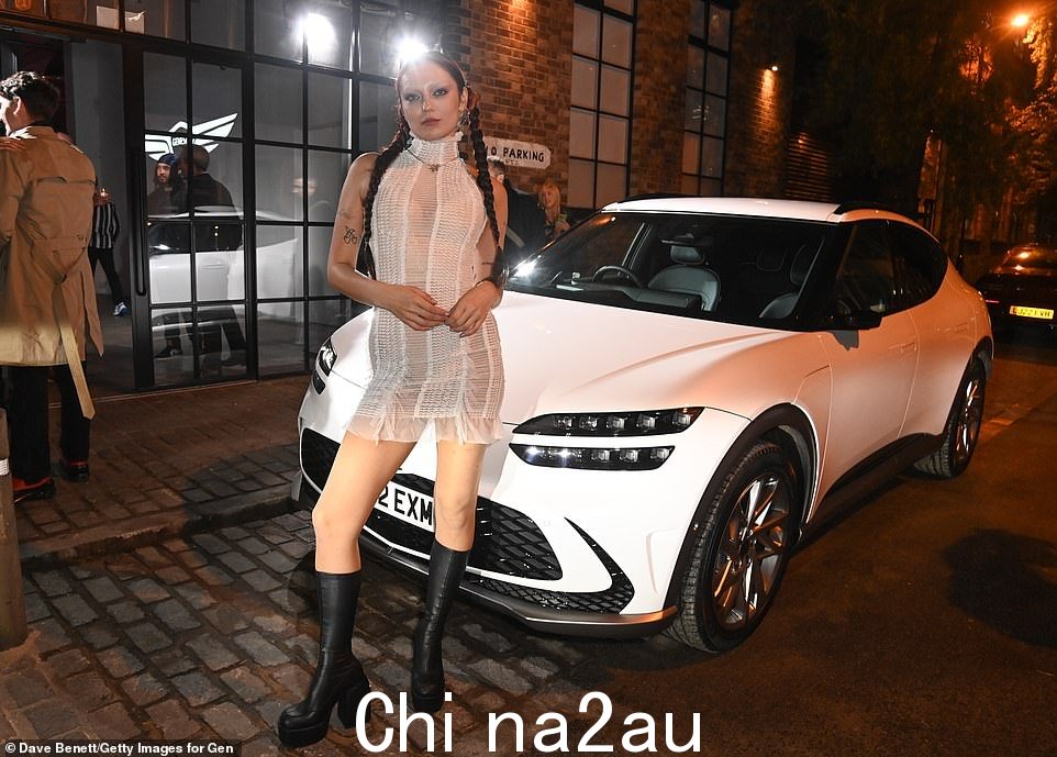 冷吗? Simone Murphy 勇敢地穿着白色迷你连衣裙炫耀她的别针