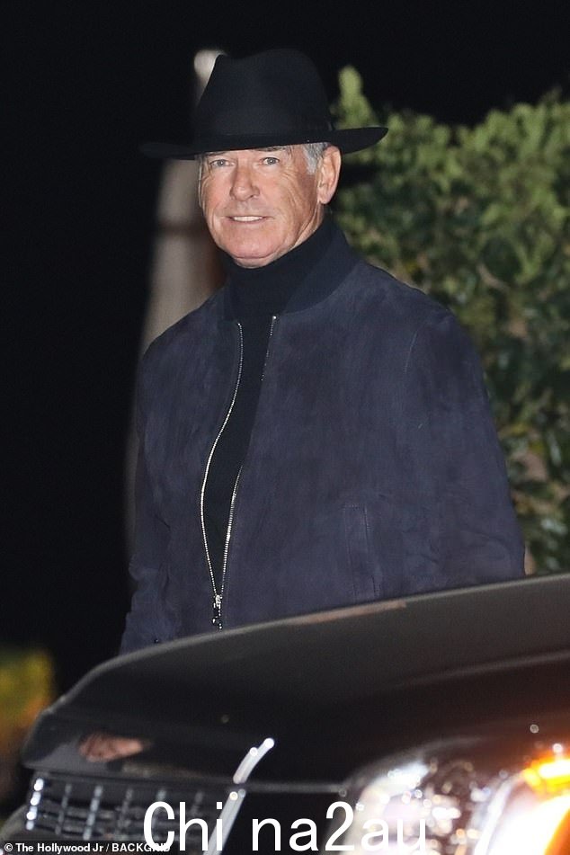 Suave:Pierce Brosnan 在星期三晚上在马里布的 Nobu 享用晚餐后,戴着一顶毫不费力的黑色软呢帽看起来很时尚