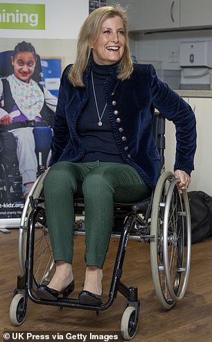 伯爵夫人似乎兴高采烈地坐在轮椅上与轮椅上的人们互动