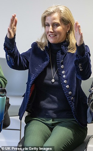 伯爵夫人穿着适合十二月的天气r, 穿绿色裤子和蓝色夹克