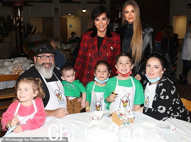 尽自己的一份力:Kris Jenner 和 Khloe Kardashian 在本周开启圣诞季时展示了慈善事业从家里开始