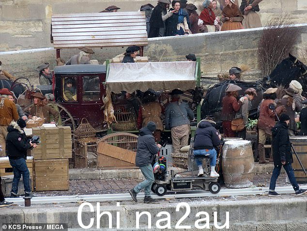 历史的改编:该节目围绕着发明家“说服法国——一个君主专制国家——支持美国的民主实验。” class=