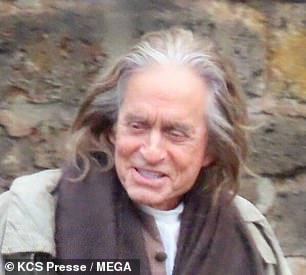 相当大的变化:Michael 以他通常梳头的银发而闻名