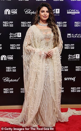 结伴而行:这位女演员与朴雅卡·乔普拉(左)、弗里达·平托(C)和巴西模特亚历山德拉·安布罗西奥(右)一同亮相。” class=
