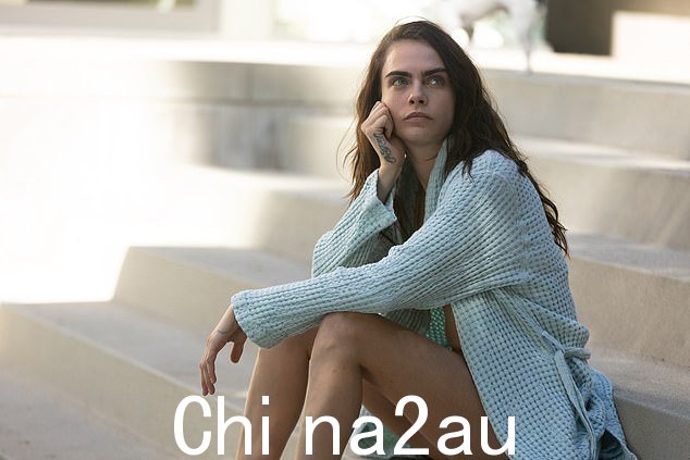 Candid:Cara Delevingne 承认,她在她的新纪录片 Planet Sex 中坦率地谈论自己的性取向,但她仍然在努力保持“开放”。
