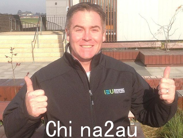 墨尔本音乐老师 Brian Wallwork(如图)因性侵犯可能会在 18 个月内出局