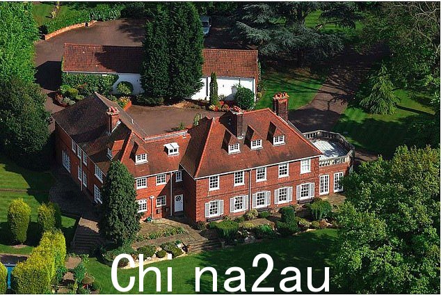 现代化改造工作已经获得批准,正在 Sugar 家族拥有 20 多年历史的 Chigwell 宅邸(如图)进行改造
