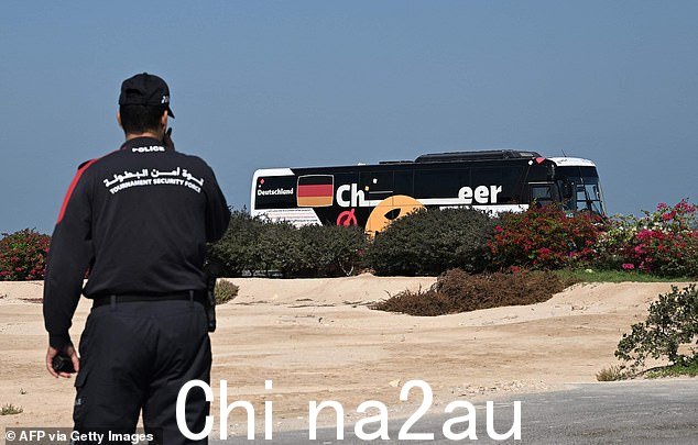 德国国家足球队在被淘汰出局后离开位于多哈北部的 Al Shamal 的大本营