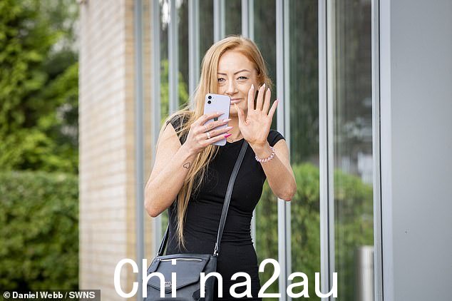 斯泰西·戴维斯(图为索尔兹伯里皇家法院外)被判处两年监禁虐待儿童