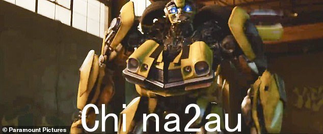 熟悉的面孔:当 Optimus 前往纽约市时,Bumblebee也出现在预告片中,跳进他完全的机器人形态