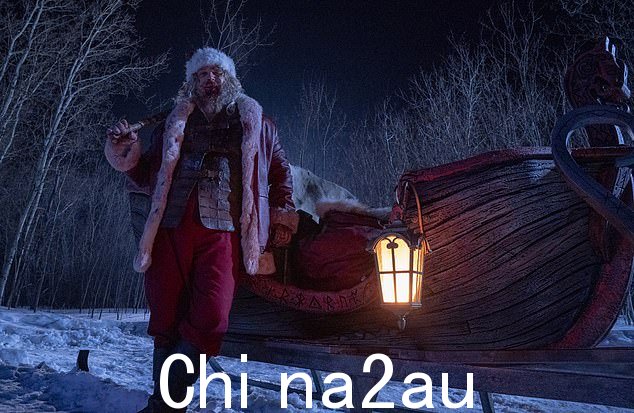 暴力之夜:开始于平安夜,一对留着胡子的圣诞老人在布里斯托尔的一家酒吧里撑着,一个 ho-ho-ho 和蔼可亲,另一个是酗酒的厌恶人类的人,转折点在于后者(David Harbour,图中)是真正的圣诞老人